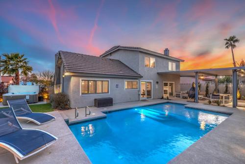 Sunset Swim, Luxury Vegas Villa with Pool, Hot Tub, Las Vegas