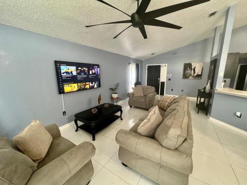 Grand Superior 4BR Pool House near Disney Parks in Davenport, USA