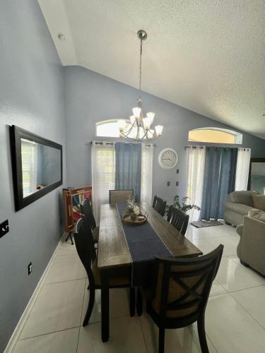 Grand Superior 4BR Pool House near Disney Parks in Davenport, USA