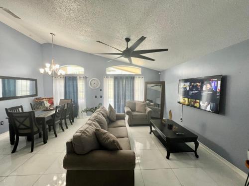 Grand Superior 4BR Pool House near Disney Parks in Davenport, USA