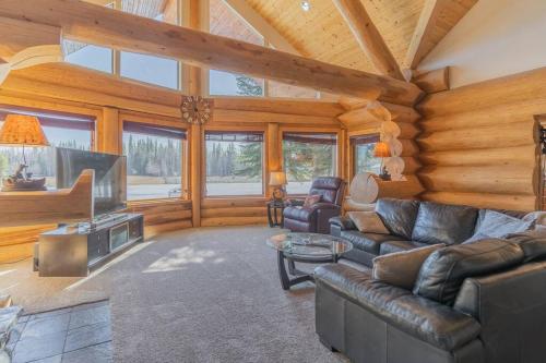 Lakefront Luxury Log Home with Spa & Aurora Views