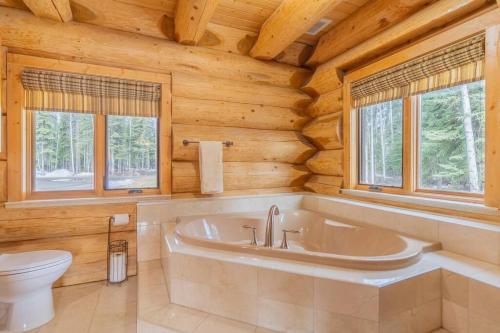 Lakefront Luxury Log Home with Spa & Aurora Views