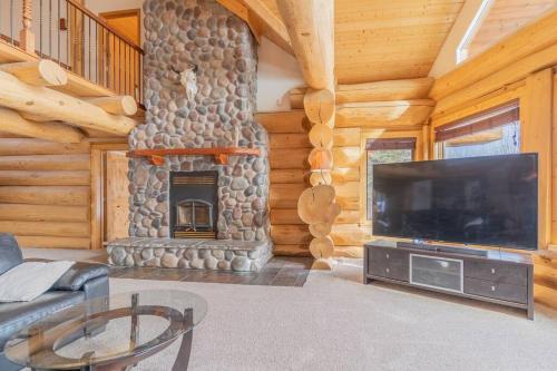 Lakefront Luxury Log Home with Spa & Aurora Views