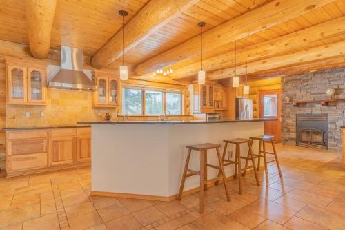 Lakefront Luxury Log Home with Spa & Aurora Views