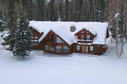 Lakefront Luxury Log Home with Spa & Aurora Views