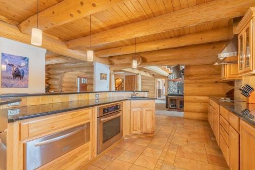 Lakefront Luxury Log Home with Spa & Aurora Views