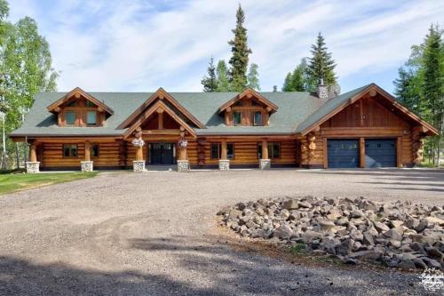 Lakefront Luxury Log Home with Spa & Aurora Views