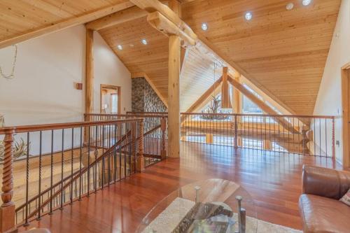 Lakefront Luxury Log Home with Spa & Aurora Views