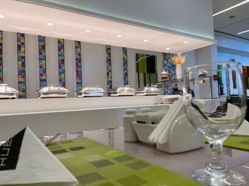 Restaurant, Hues Boutique Hotel in Dubai