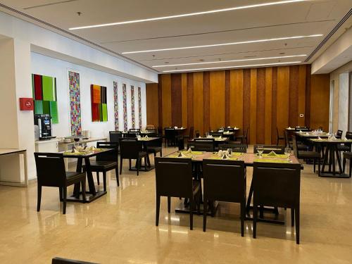 Restaurant, Hues Boutique Hotel in Dubai