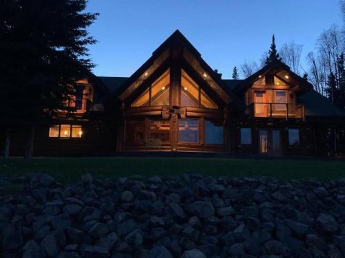 Lakefront Luxury Log Home with Spa & Aurora Views