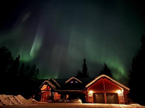 Lakefront Luxury Log Home with Spa & Aurora Views