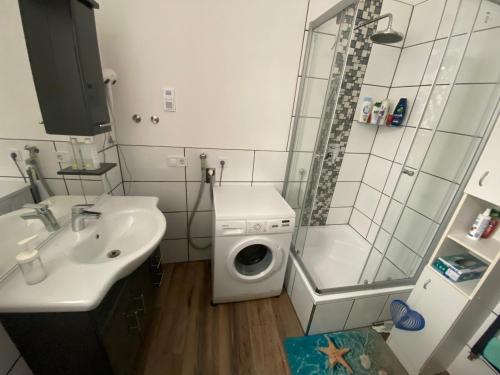 Schöne kleine Einraumwohnung mit Küche und Kamin in Holzthaleben