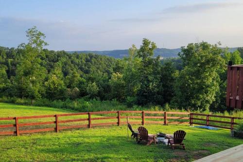 Pet-Friendly, GREAT Guest Suite with Private Entry & Deck! ONLY 25 Mins from Downtown Nashville!