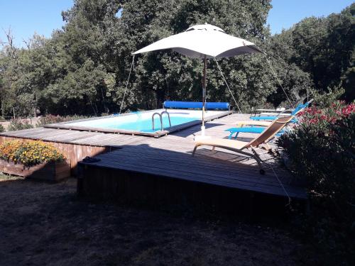 泳池, gîtes de Combelcau, le Pigeonnier (gites de Combelcau, le Pigeonnier) in 卡斯泰爾諾蒙特拉蒂耶