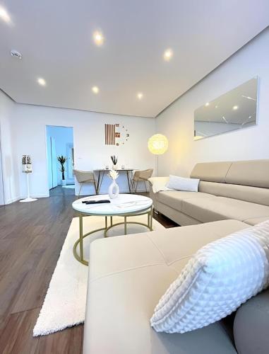 REGENCY Apartments - Stylische zentrale 50m2 Wohnung mit Balkon, Wasserblick und Netflix