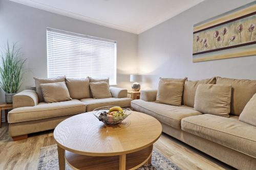 Modern Spacious 2 Bedroom Apartment in Brentwood