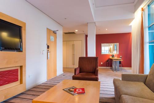 Club Room, Guest room, 1 King, Sofa bed, City view image 2