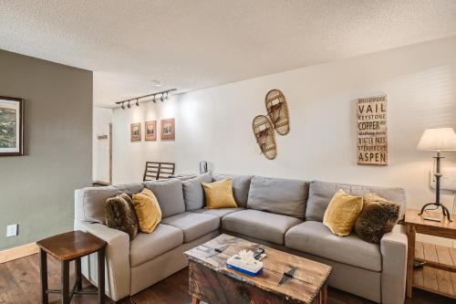 2-level Ski Hill 8 Condo Walk to Lift in Breckenridge, USA