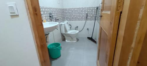 Bathroom, The View, Manali in Bashisht