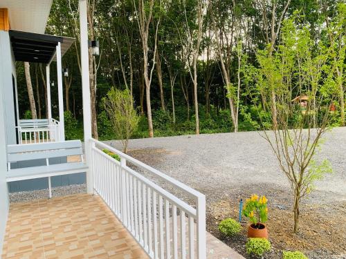 Suanvadee Resort สวนวดี รีสอร์ท - 발코니/테라스