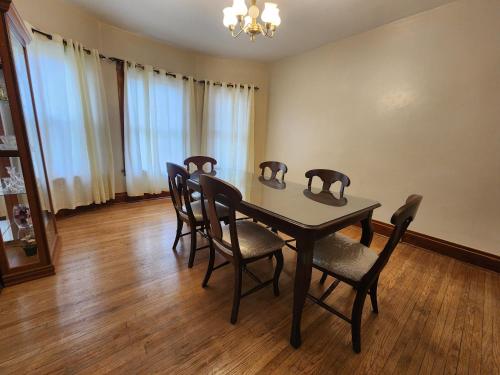 7 Minutes From The Falls! Comfortable and Spacious Townhouse