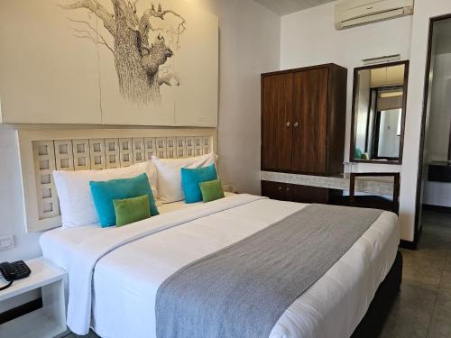 Standard Double Room image 8