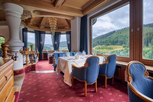 餐厅, 特劳贝通巴赫酒店 (Hotel Traube Tonbach) in 拜尔斯布龙