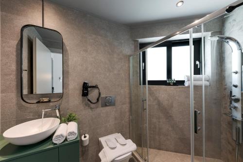 Double Room with Balcony image 10