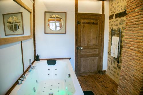 Hot tub, La Maison du Bonheur & Spa in Felletin