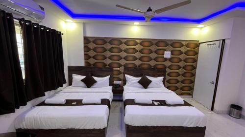 Hotel Plaza Rooms - Prabhadevi Dadar in Dadar