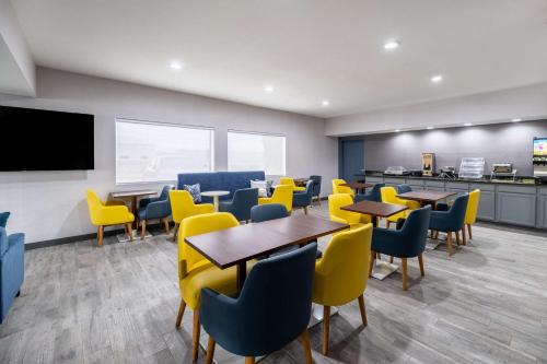 Legacy Inn & Suites - image 11