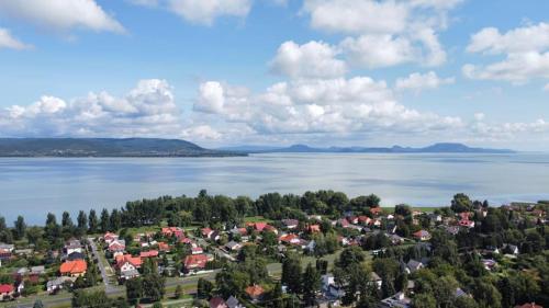 ทัศนียภาพภายนอกโรงแรม, Anna Üdülőház (Anna Udulohaz) in บาลาตองเบเรนี