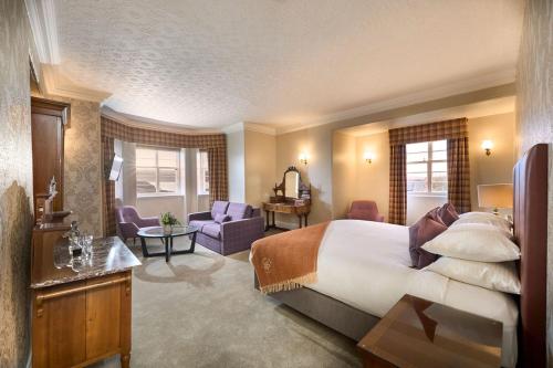 1 queen bed, 1 sofa bed