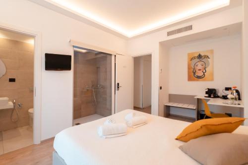 Deluxe Double Room with Balcony image 1