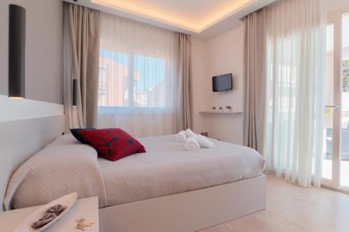 Deluxe Double Room with Balcony image 3