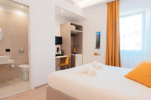 Double Room image 3