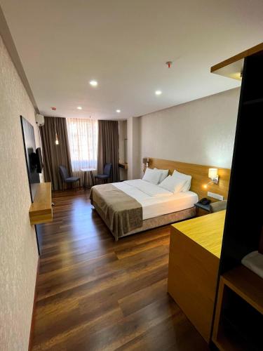 GOLDEN IR-ME_NI Room Type - Deluxe Double or Twin Room