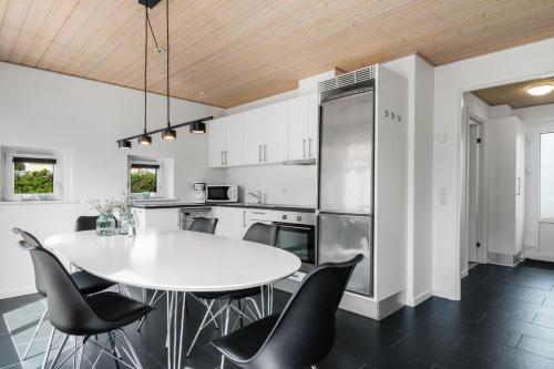  Beautiful Two-Storey, Central Holiday Home - Damgårdsvej 15A in Løkken