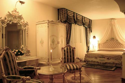 1 queen bed, 1 sofa bed