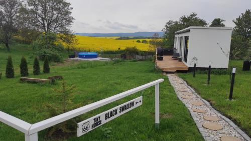A szálláshely kívülről, Ranch 66 - Moderní Tiny House Black Swallow ve stylu Route 66 se saunou a bazénem (Ranch 66 - Moderni Tiny House Black Swallow ve stylu Route 66 se saunou a bazenem) in Velka Bystrice