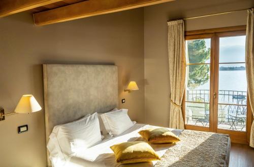 1 queen bed, 1 sofa bed