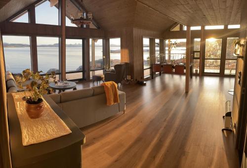 Ny hytte med sjøen. Fantastisk utsikt. Lofoten in Vestbygd