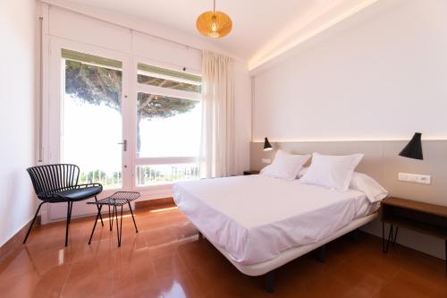 Catalunya Casas Seafront bliss for 16 people 40km to Barcelona!