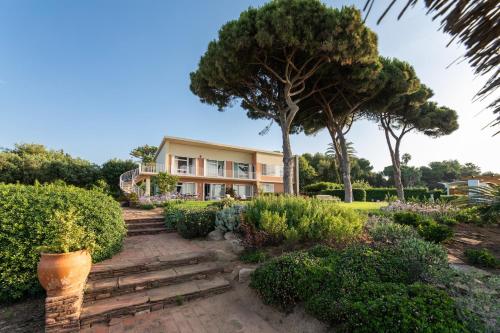 Catalunya Casas Seafront bliss for 16 people 40km to Barcelona!