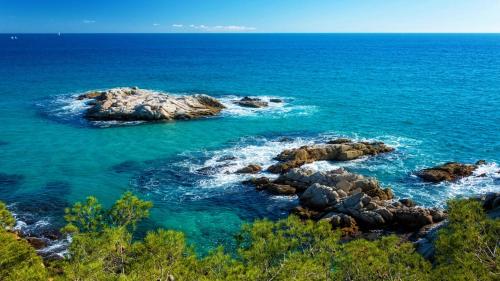 Catalunya Casas Seafront bliss for 16 people 40km to Barcelona!