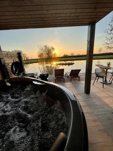 Pezsgőfürdő, New Farm Cheshire Holidays in Wettenhall