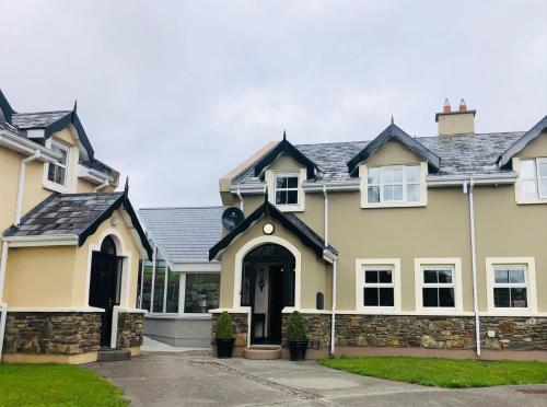 3 bedroomed house minutes' walk from Kenmare town – khách sạn tại Glanerought