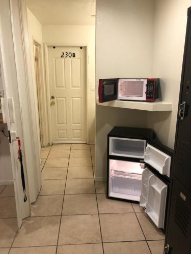 Crown Inn & Suites in ลาเมซา (CA)