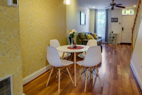 1 Mi to to MandT Bank Stadium Home with Rooftop Patio in Baltimore, USA